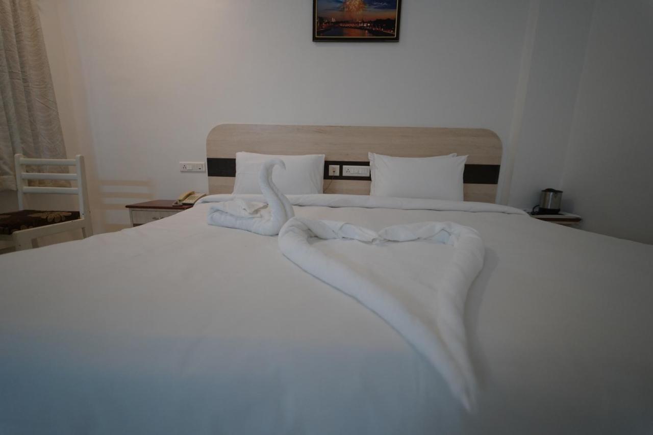 Hotel Palmyra Grand Inn Tirunelveli Bagian luar foto