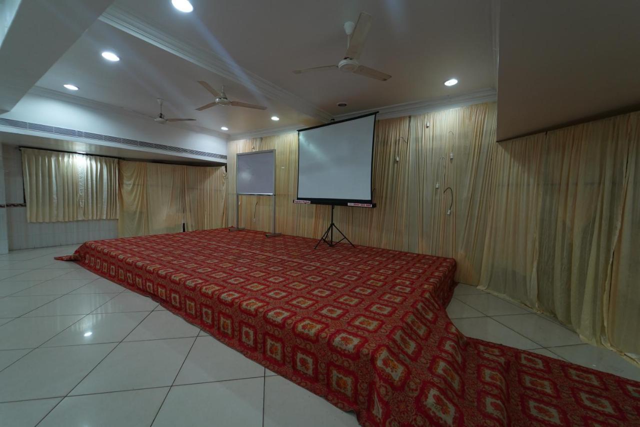 Hotel Palmyra Grand Inn Tirunelveli Bagian luar foto